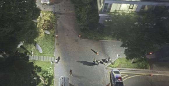 지난 20일 저녁 인천 연수구 송도국제도시 한 아파트에서 총격 사고가 발생한 가운데 경찰과 소방 당국이 현장으로 출동한 모습. [사진=연합뉴스]