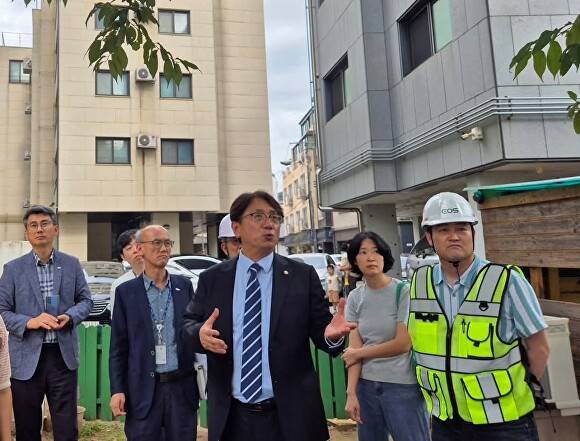 이교우 용인특례시의원(왼쪽 세번째)이 지난 18일 수지구 신봉동 도서관 공사 현장을 살펴보고 있다. [사진=이교우 의원실]