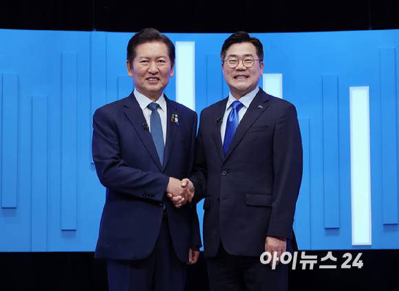 정청래·박찬대 더불어민주당 당대표 후보가 16일 서울 양천구 목동 SBS에서 열린 TV토론회에 앞서 기념촬영을 하고 있다. [사진=국회사진기자단]