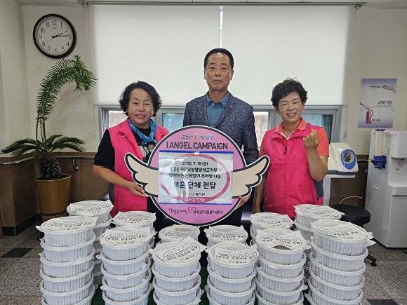 달훈봉사단 남명숙 회장(왼쪽) 중앙 달성군보훈단체연합회 박승국 회장(가운데) 등이 추어탕 나눔 봉사 후 기념촬영을 하고 있다 [사진=달성군]