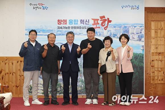 21일 시청 대외협력실에서 장상길 부시장이 유튜버 흥삼이네와 향후 시정 홍보 활동 협력 강화를 논의했다. [사진=포항시청]