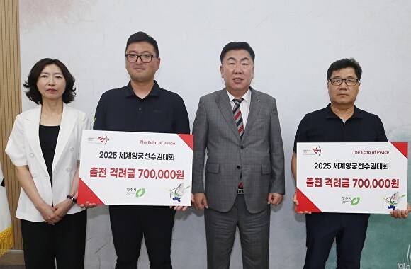 김우진(왼쪽 두번째) 선수와 호진수 감독(맨 오른쪽)이 21일 청주시청 임시청사에서 이범석(왼쪽 세번째) 시장을 만나 세계양궁선수권 대회 출전 보고를 한 뒤 기념 촬영을 찍고 있다. [사진=청주시]