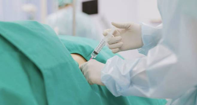 전문의가 주사제를 통해 약물을 투여하고 있다. 기사 내용과 무관한 사진. [사진=픽사베이]