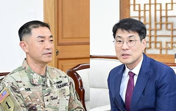 주한미군 제19지원사령관 진 H.박(Jin H.Pak) 준장과 김정기 대구시장 권한대행(왼쪽부터) [사진=대구시]