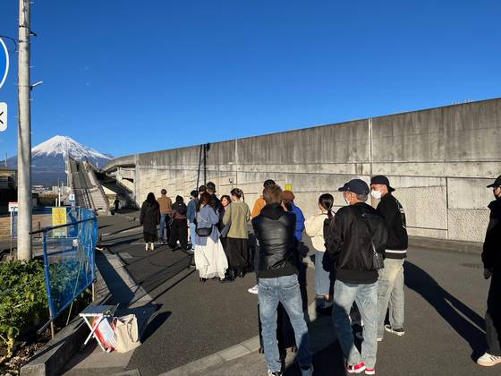 지난해 후지산 꿈의 대교에 찾아온 외국인 관광객들이 사진을 촬영하기 위해 줄을 서고 있다. 사진 후지시
