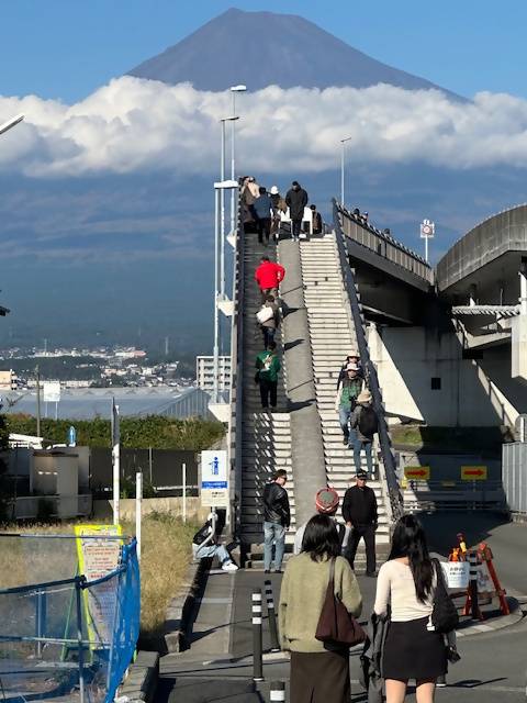 후지산 꿈의 대교에 외국인 관광객이 몰려들자, 후지시는 '관광 공해'를 관광 산업 동력으로 돌리는 묘책을 짜냈다. 안내원을 두고 주차장과 화장실을 설치하는 등 관광객이 머물다 갈 수 있는 방법을 도입하면서 후지시에 머물고 가는 관광객을 늘려나가고 있다. 사진 후지시