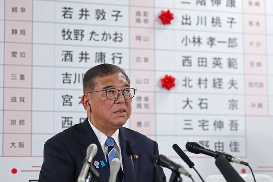 이시바 시게루 일본 총리가 20일 참의원 선거 후 도쿄 자민당 본부에서 개표 상황을 지켜보며 인터뷰하고 있다. 자민당과 연정 공명당은 과반 의석 확보에 실패한 것으로 예측된다. [AFP=연합뉴스]