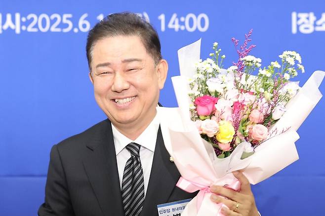더불어민주당 신임 원내대표로 당선된 김병기 의원이 지난 6월 13일 국회 의원총회 회의장에서 인사하고 있다. [연합뉴스]