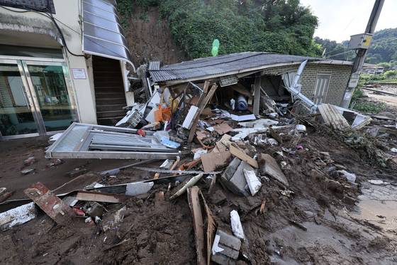 20일 경기도 가평군 조종면 신상3리에 내린 폭우로 인한 산사태가 발생해 나무와 토사가 민가를 덮쳤다. 김성룡 기자