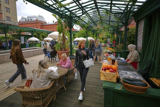 지난달 25일 러시아 모스크바의 한 거리에서 영업 중인 노점 카페와 과일 가게의 모습. AP=연합뉴스