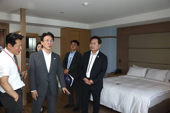 APEC 정상회의 준비위원장인 김민석 국무총리(앞줄 왼쪽 둘째)가 지난 15일 경주 행사장 인근 숙박시설을 점검하고 있다. 국무총리실 제공