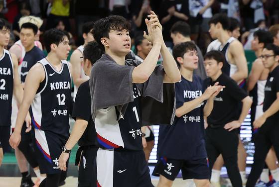 아시아컵 국가대표 12명 엔트리에 이름 올린 이현중(가운데). 뉴스1