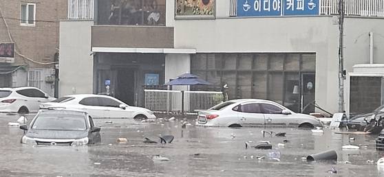 지난 17일 대구 북구 노곡동 일대가 폭우로 침수돼 차들이 물에 잠겨 있다. [대구 북구]