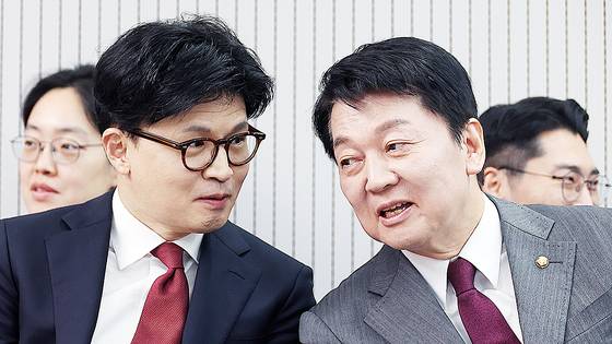 4월 29일 서울 여의도 국민의힘 당사에서 열린 제21대 대통령 후보자 국민의힘 3차 경선 진출자 발표 행사당시 한동훈, 안철수 후보가 대화하는 모습. 중앙포토