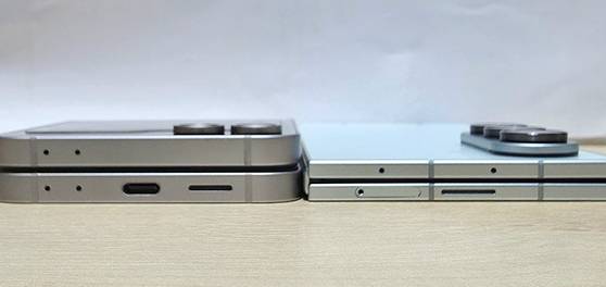 지난해 출시된 '갤럭시 Z 플립 6'(왼쪽)와 지난 9일 공개된 '갤럭시 Z 폴드 7'의 두께 비교 모습. 이가람 기자