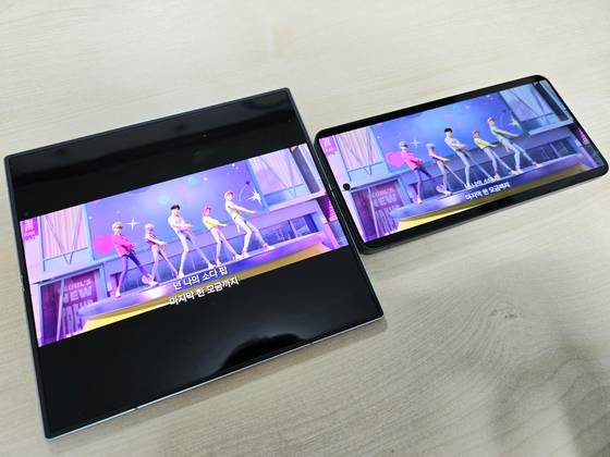 삼성전자 '갤럭시 Z 폴드 7'은 일부 영상에서 상하단에 검은색 레터박스가 크게 나타나 오히려 6.7인치 일반 스마트폰(오른쪽)과 영상 크기가 비슷했다. 이가람 기자