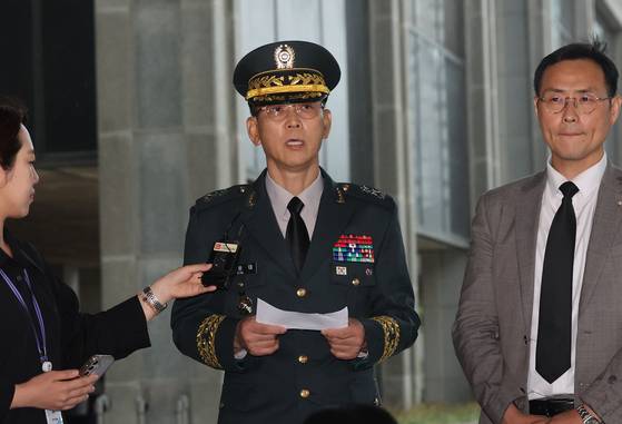 김용대 드론작전사령관이 17일 내란특검 사무실이 마련된 서울 서초구 서울고검에 조사를 받기 위해 출석하며 미리 준비한 글을 읽고 있다. 연합뉴스