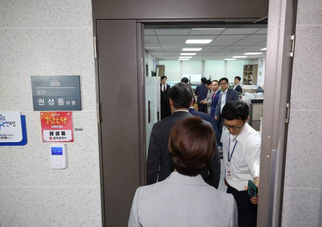 ▲ 국민의힘 의원들이 지난 18일 서울 여의도 국회 의원회관 내 압수수색 중인 권성동 의원실로 들어서고 있다.연합뉴스