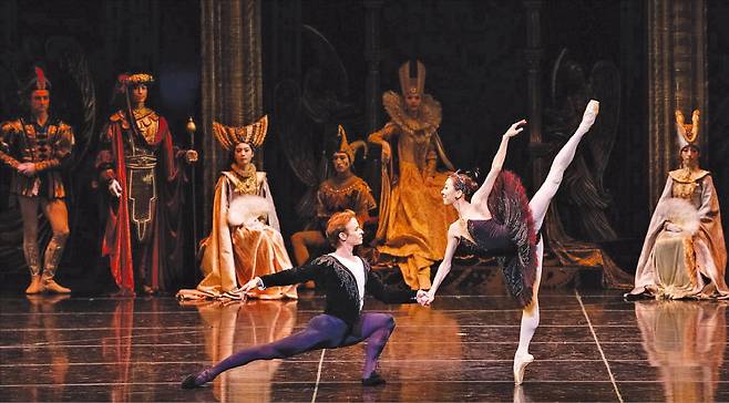 지난 19일 서울 예술의전당에서 열린 발레 공연 ‘백조의 호수’에서 파드되(2인무)를 추고 있는 다닐 심킨(앞줄 왼쪽)과 홍향기.  유니버설발레단 제공