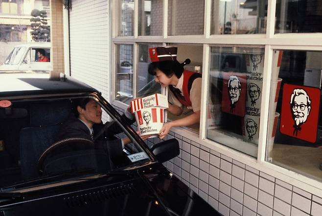 1988년 1월 서울 신사동에 문을 열었던 KFC 강남점 모습. 국내 최초로 드라이브스루를 도입한 매장이다. 한경 DB.