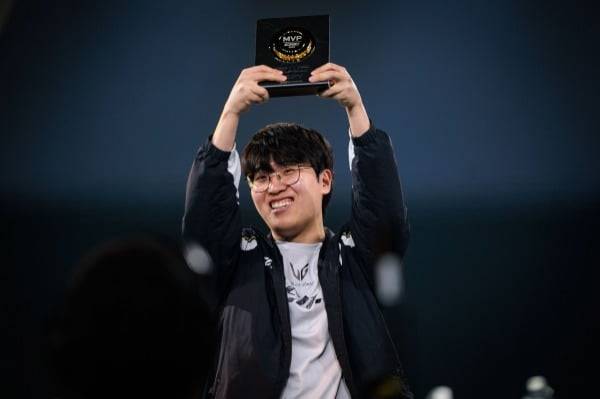 지난 20일 EWC LoL 결승전에서 파이널 MVP를 차지한 젠지 e스포츠 탑 라이너 '기인' 김기인 (EWC 제공)