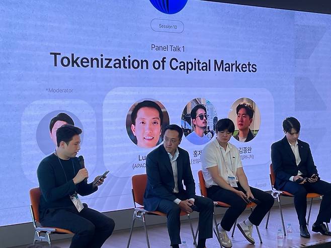 21일 서울 강남구 해시드 라운지에서 열린 ‘인터넷 캐피털 마켓' 세미나에서 루 윈(Lu Yin) 솔라나 재단 APAC 리드(좌측 2번째), 김종완 미래에셋증권 선임매니저(좌측 3번째), 홍제석 신한투자증권 선임매니저(좌측 4번째)가 패널 토크를 진행하고 있다 / 사진=황두현 블루밍비트 기자