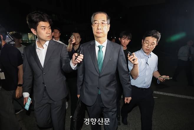 한덕수 전 국무총리가 2일 서울 서초구 서울고등검찰청에 마련된 내란특검 사무실에서 조사를 받은 후 귀가하고 있다. 권도현 기자