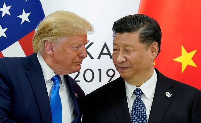 도널드 트럼프 미국 대통령과 시진핑 중국 국가주석이 2019년 6월 오사카에서 열린 G20 정상회의에서 만나는 장면./로이터연합뉴스