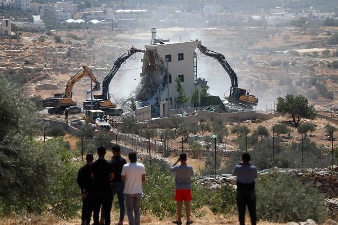 지난 14일 (현지시간)  이스라엘 굴착기가 서안지구 남부 베들레헴에서 팔레스타인 주택을 철거하고 있다. 신화연합뉴스
