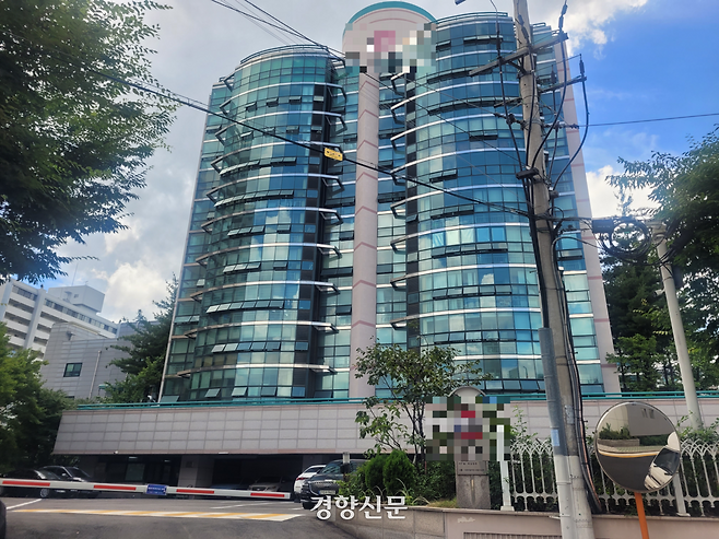인천에서 30대 아들을 사제 총기로 살해한 뒤 도주한 혐의로 검거된 60대 남성이 거주한 서울 도봉구의 한 아파트. 백민정 기자
