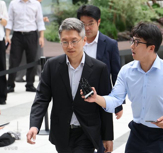 류긍선 카카오모빌리티 대표가 21일 민중기 특검팀의 조사를 받기 위해 서울 종로구 KT광화문빌딩 특검 사무실에 출석하고 있다. 성동훈 기자