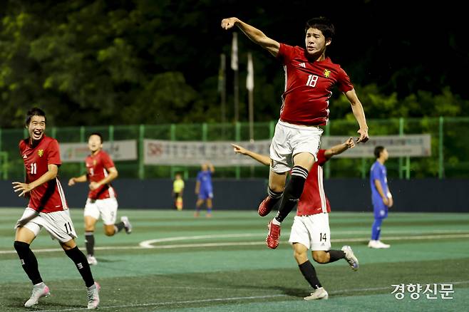 서울 영등포공고 박태양이 21일 충북 제천축구센터에서 열린 제58회 대통령 금배 전국고교축구대회 16강 서울 상문고와의 경기에서 득점 후 환호하고 있다. 제천 l 문재원 기자