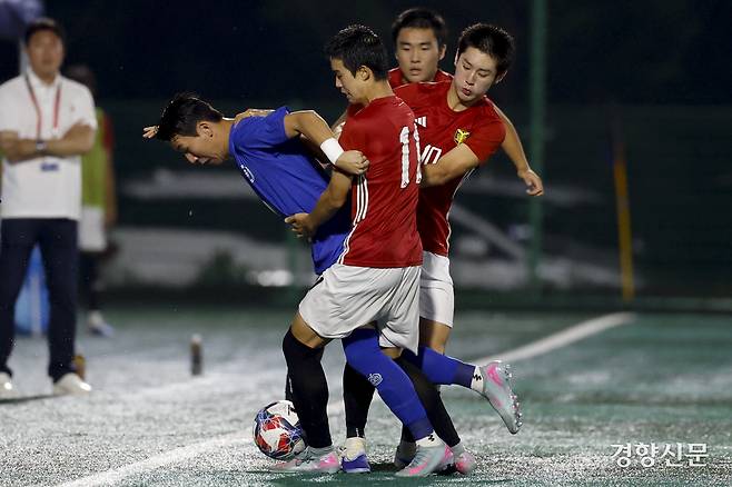 서울 영등포공고 오윤택이 21일 충북 제천축구센터에서 열린 제58회 대통령 금배 전국고교축구대회 16강 서울 상문고와의 경기에서 볼경합을 하고 있다. 제천 l 문재원 기자