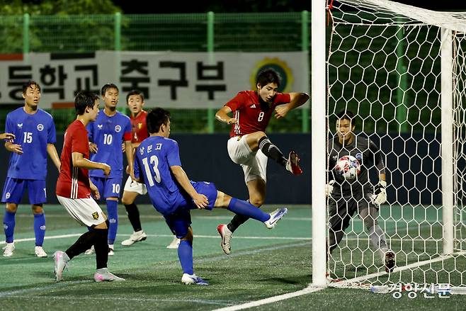 서울 영등포공고 박은준이가 21일 충북 제천축구센터에서 열린 제58회 대통령 금배 전국고교축구대회 16강 서울 상문고와의 경기에서 슛팅하고 있다. 제천 l 문재원 기자