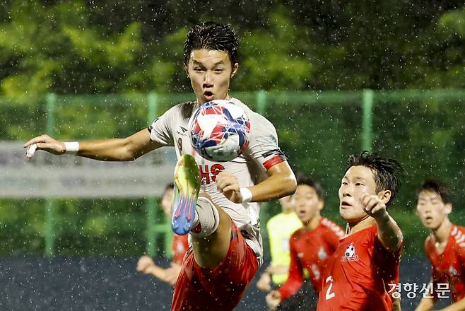 경기 용호고 강시훈이 21일 충북 제천축구센터에서 열린 제58회 대통령 금배 전국고교축구대회 16강 경기 FC광명시민U18과의 경기에서 볼경합을 하고 있다. 제천 l 문재원 기자