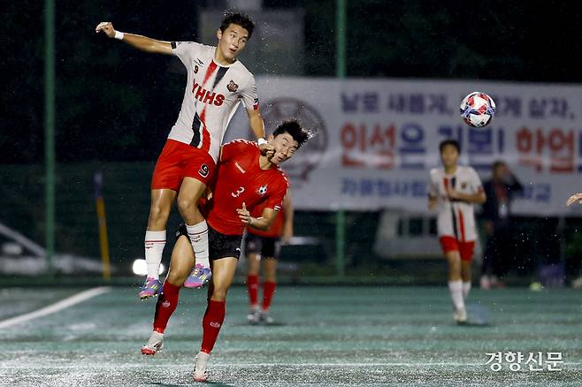 경기 용호고 강시훈이 21일 충북 제천축구센터에서 열린 제58회 대통령 금배 전국고교축구대회 16강 경기 FC광명시민U18과의 경기에서 돌파하고 있다. 제천 l 문재원 기자