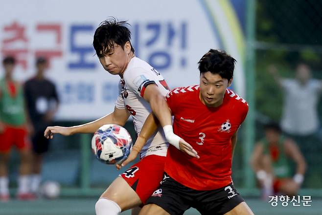 경기 FC광명시민U18 정현중이 21일 충북 제천축구센터에서 열린 제58회 대통령 금배 전국고교축구대회 16강 경기 용호고와의 경기에서 볼경합을 하고 있다. 제천 l 문재원 기자