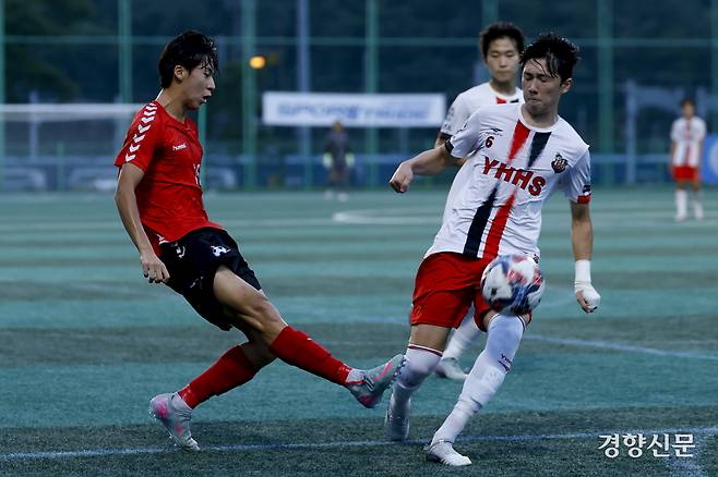 경기 FC광명시민U18 명승호가 21일 충북 제천축구센터에서 열린 제58회 대통령 금배 전국고교축구대회 16강 경기 용호고와의 경기에서 볼경합을 하고 있다. 제천 l 문재원 기자
