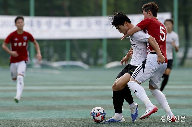 충북충주충원고 박준영이 21일 충북 제천축구센터에서 열린 제58회 대통령 금배 전국고교축구대회 16강 서울 보인고와의 경기에서 볼경합을 하고 있다. 제천 l 문재원 기자