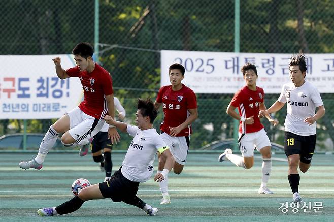 서울 보인고 김서준이 21일 충북 제천축구센터에서 열린 제58회 대통령 금배 전국고교축구대회 16강 충북충주충원고와의 경기에서 볼경합을 하고 있다. 제천 l 문재원 기자