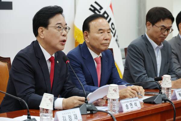 국민의힘 송언석 비상대책위원장 겸 원내대표가 21일 국회에서 열린 비상대책위원회의에서 발언하고 있다. 연합뉴스