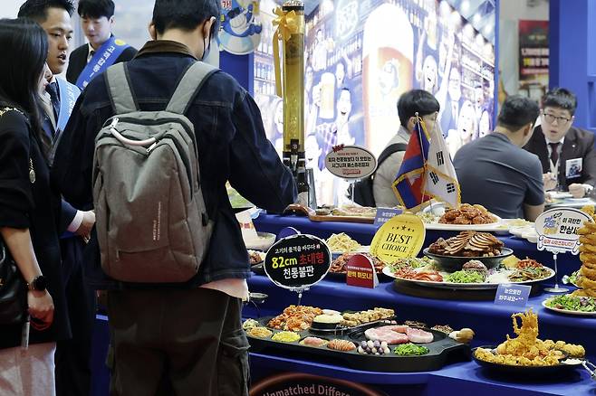 Franchise seekers browse sample menus and consult with brand representatives at the 2025 Korea Franchise Expo on April 10 in Seoul. Hosted at COEX, the event highlighted the latest trends and opportunities in South Korea’s franchise sector. (Korea Franchise Association)