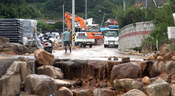 The Oejeong Village in Sancheong County, South Gyeongsang, is under repair after seeing damage from the flood on July 20. [YONHAP]