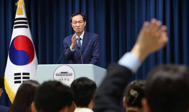 우상호 대통령실 정무수석이 20일 서울 용산구 대통령실 청사에서 이진숙 교육부 장관 후보자 지명 철회 및 강선우 여성가족부 장관 후보자 임명 예정 브리핑을 마친 뒤 기자들의 질문을 받고 있다. 김지훈 기자