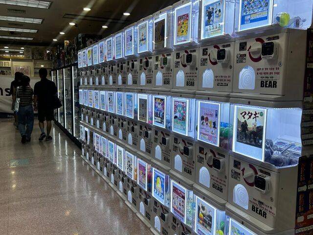 2030 세대를 중심으로 무작위 뽑기 ‘가챠’의 인기가 커지고 있다. ‘가챠 성지’로 통하는 서울 서초구 국제전자센터에서 방문객들이 가챠 기계를 구경하며 지나가는 모습. 신주은 기자