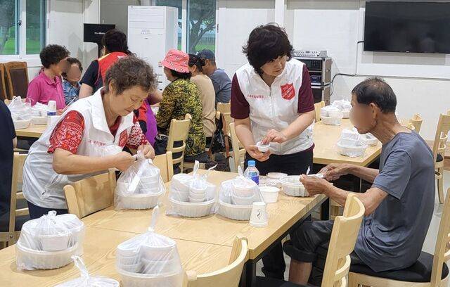 충남 당진 모평리 임시 대피소에 모인 이재민들이 지난 17일 구세군이 제공하는 식사를 받고 있다. 구세군 한국군국 제공