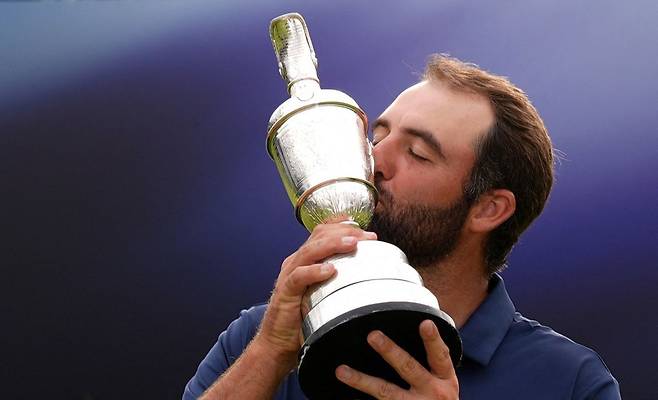 21일(한국 시간) 영국 북아일랜드 포트러시의 로열 포트러시GC에서 막을 내린 디오픈에서 우승한 스코티 셰플러가 우승 트로피인 클라레 저그에 입맞춤을 하고 있다. 로이터연합뉴스