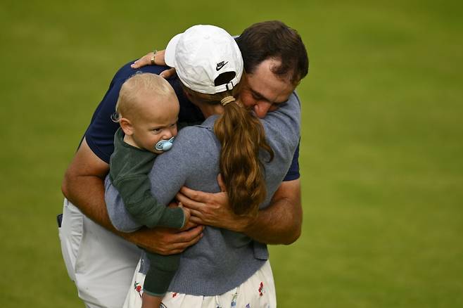 21일(한국 시간) 영국 북아일랜드 포트러시의 로열 포트러시GC에서 막을 내린 디오픈에서 우승한 스코티 셰플러가 가족들과 포옹하며 우승의 기쁨을 만끽하고 있다. EPA연합뉴스
