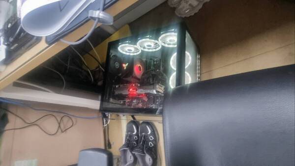 코인 채굴 의혹을 불러일으킨 도로교통연구원 시설관리회사 사무실 컴퓨터 모습. 제보자 제공