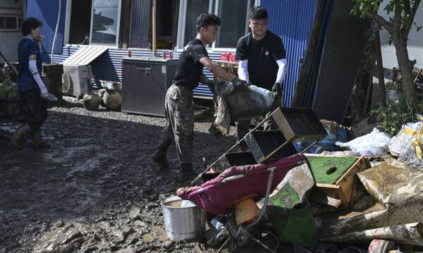 21일 오후 가평군 다부산마을에서 군장병과 마을주민들이 산사태 피해 복구를 진행하고 있다. 홍기웅기자